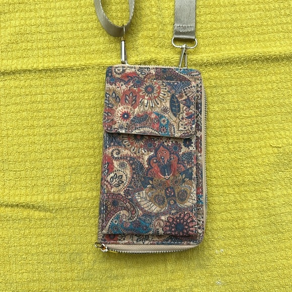 Cork Wallet / Cell phone holder NWOT. Adjustable crossbody strap. Zippered. - Picture 1 of 11